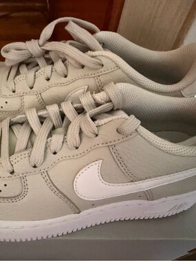 Nike Air Force 1 (GS) Light Bone/White Box Label